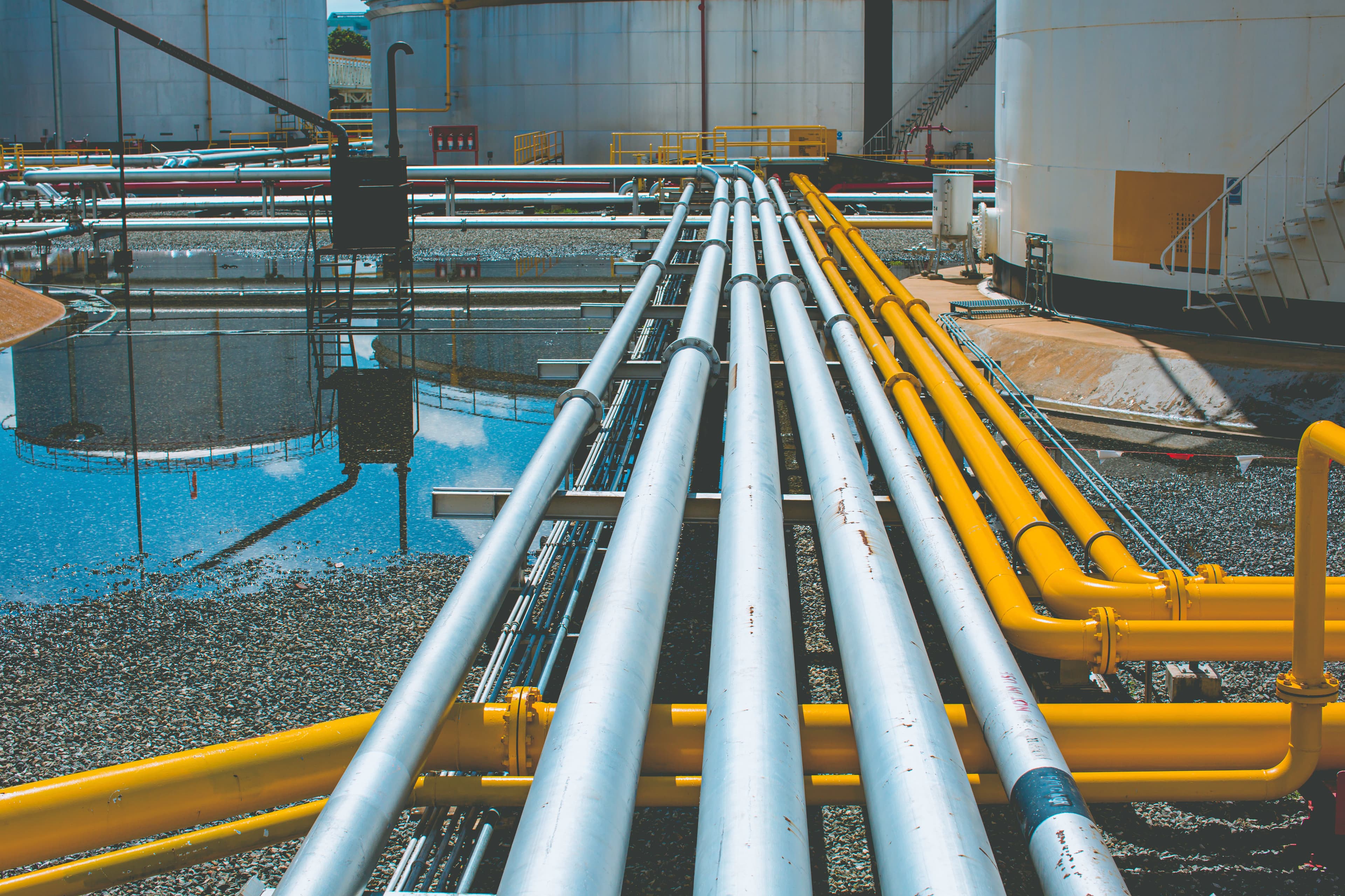 Żółte rurociągi gazowe